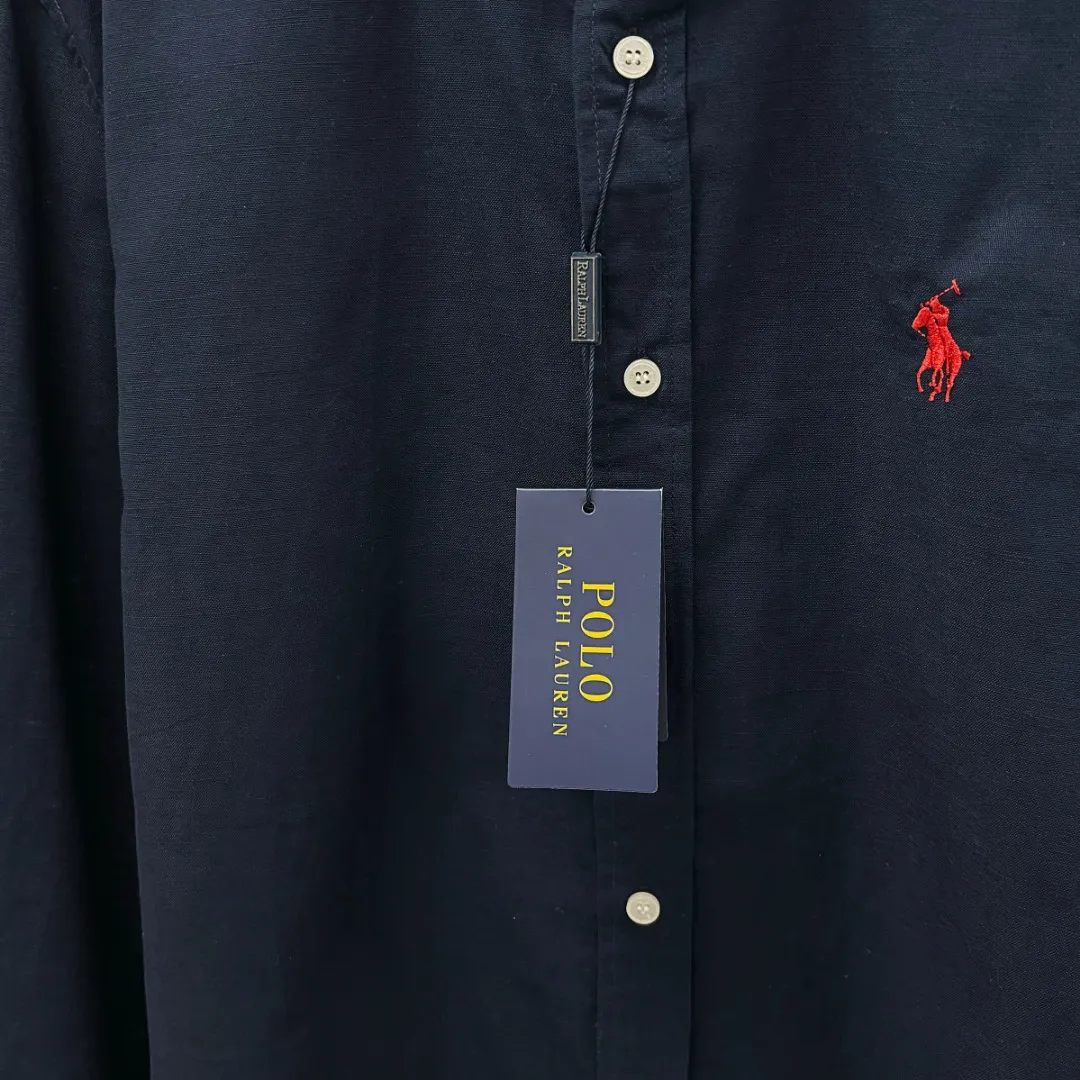 🅿️220 Ralph Lauren/Ralph Lauren early autumn linen embroidered shirt is made of custom-made natural plant fiber linen fabric with a unique bamboo texture. It has a simple and simple beauty. It has a loose fit and a three-dimensional upper body. The lines are smooth and natural. From the shoulder line to the waist line to the hem, the line transition is smooth. There are no unnecessary folds or accumulation. The whole body is neat and stretched. The chest is embellished with the iconic pony embroidery. Simple but highly recognizable. The color transition of the embroidery thread is natural. The stitches are even and uniform in size. The stitches can also connect naturally and the lines are smooth and not stiff. Size: S M L XL
